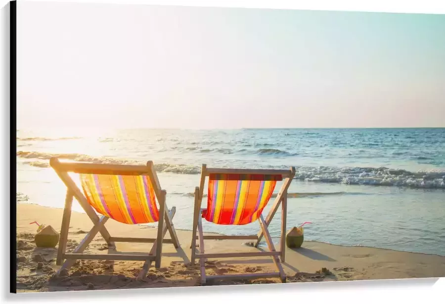 Canvas Twee Oranje Ligbedden op het Strand 150x100 cm Foto op Canvas Schilderij (Wanddecoratie op Canvas)