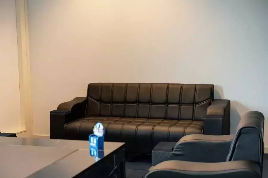 Complete Kantoor Set Directie Set Monaco Bureau + Bureaukast + Bureaustoel + Dossierkast + Bijzet tafel + Bankstel 3+1+1 - Foto 3