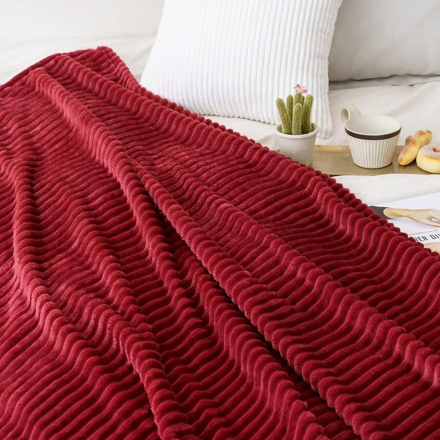 Cuddle blanket fleece blanket flannel blanket plain living blanket sofa blanket woolly microfiber bedspread couch blanket for bed couch bedroom office 150 x 200 cm wine red