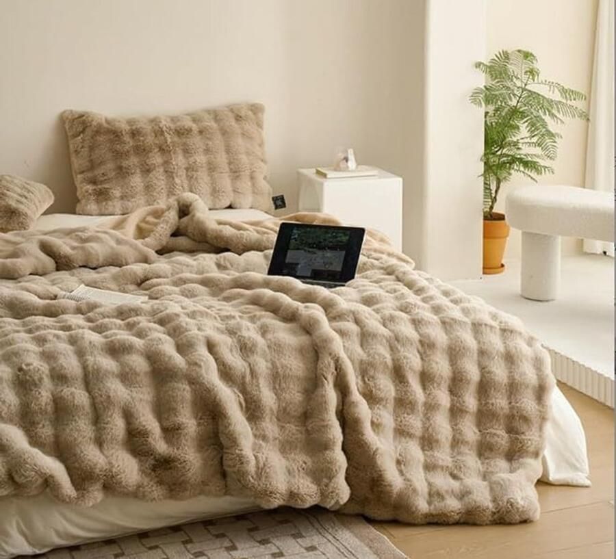 Cuddly Fluffy Blanket 110 x 160 cm Rainbow Velvet Bubble Plush Warm Versatile Rabbits voor Bed Couch Slaapkamer Kantoor Beige