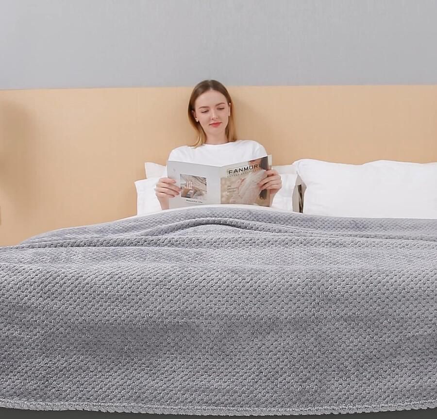 Deken voor de bank knuffeldeken grijs 130 x 150 cm kleine lichte fleecedeken voor de bank zacht en warm woondeken decoratief voor alle seizoenen pluizig als bankdeken