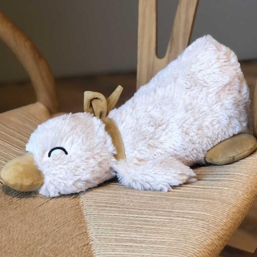 Delilah eenden knuffelZacht en knuffelig pluche speelgoed.De lichtcrème kleur en de schattige Slaperige uitdrukking geven het een charmante en rustgevende uitstraling