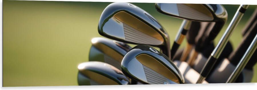 Dibond Golf Clubs in Trolley op Golfbaan 150x50 cm Foto op Aluminium (Met Ophangsysteem)