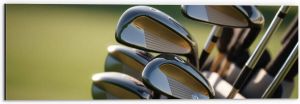 Dibond Golf Clubs in Trolley op Golfbaan 60x20 cm Foto op Aluminium (Met Ophangsysteem)