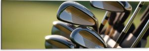 Dibond Golf Clubs in Trolley op Golfbaan 90x30 cm Foto op Aluminium (Met Ophangsysteem)