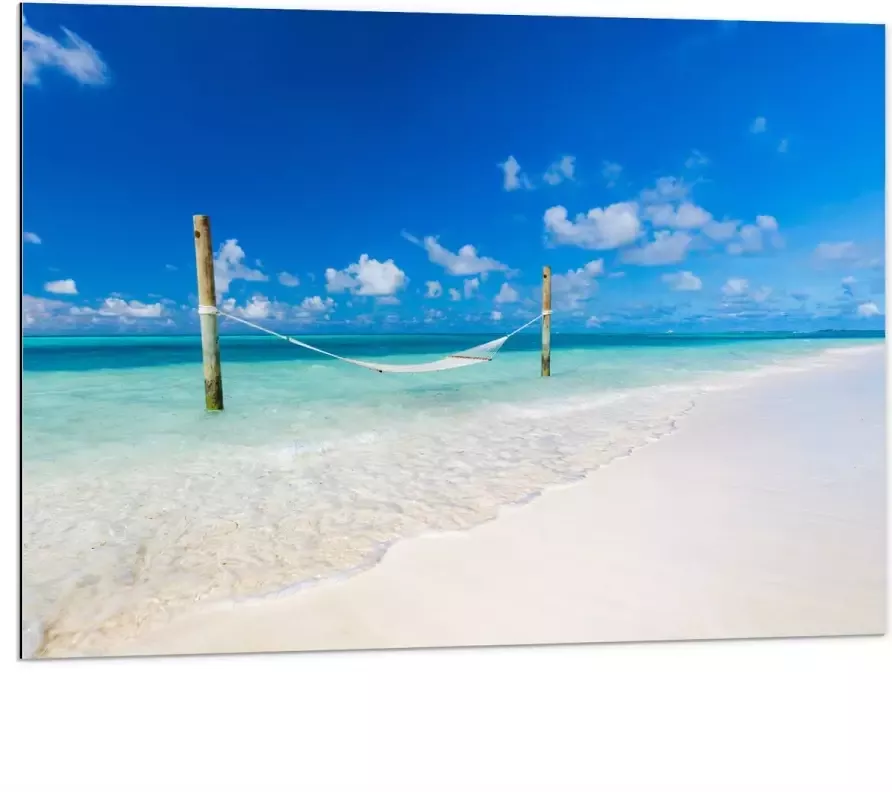 Dibond Hangmat boven Aankomende Golven op Wit Tropisch Strand 100x75 cm Foto op Aluminium (Met Ophangsysteem)