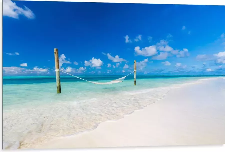 Dibond Hangmat boven Aankomende Golven op Wit Tropisch Strand 105x70 cm Foto op Aluminium (Met Ophangsysteem)