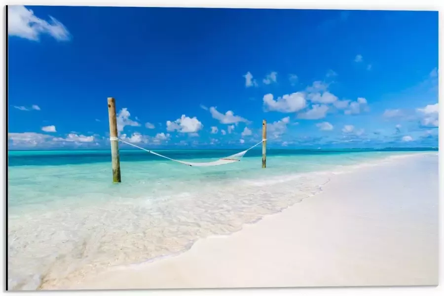 Dibond Hangmat boven Aankomende Golven op Wit Tropisch Strand 60x40 cm Foto op Aluminium (Met Ophangsysteem)