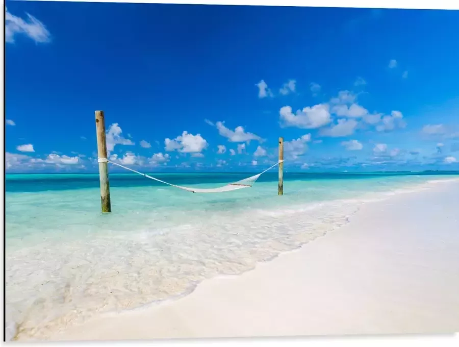 Dibond Hangmat boven Aankomende Golven op Wit Tropisch Strand 80x60 cm Foto op Aluminium (Met Ophangsysteem)