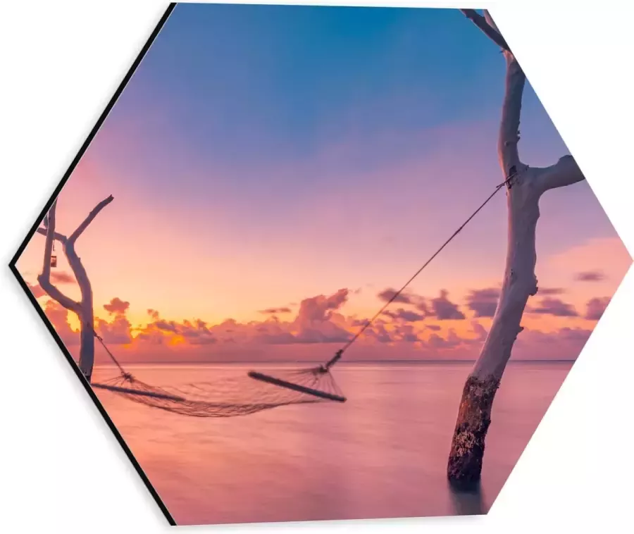 Dibond Hexagon Hangmat tussen Kale Takken in de Zee tijdens Zonsondergang 30x26.1 cm Foto op Hexagon (Met Ophangsysteem)
