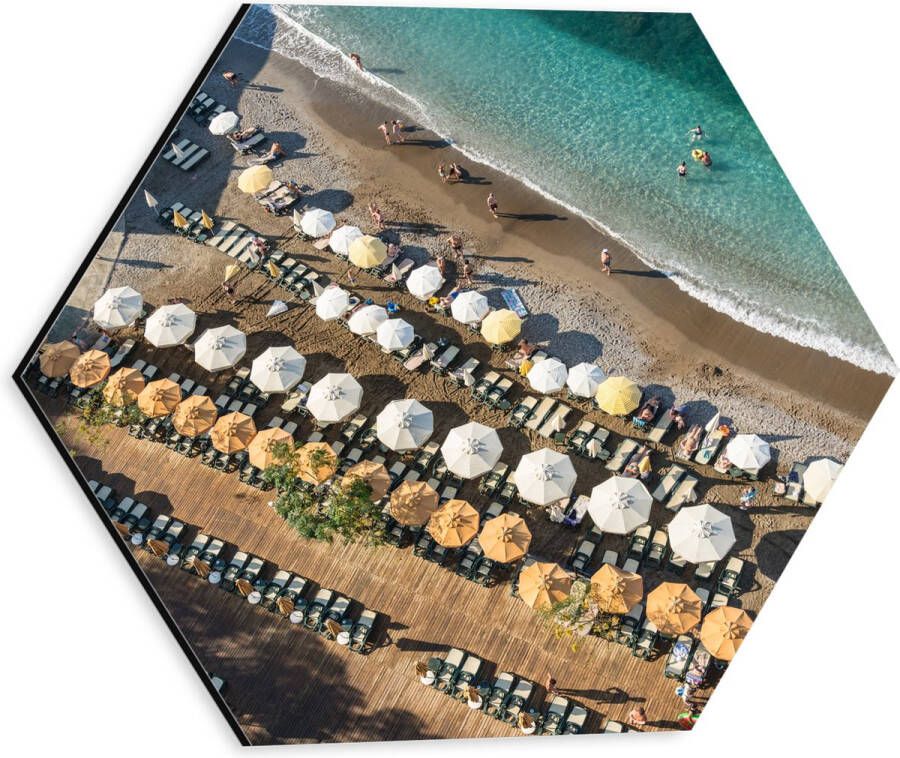 Dibond Hexagon Zee Strand Bedjes Parasols Water Hout Mensen 30x26.1 cm Foto op Hexagon (Met Ophangsysteem)