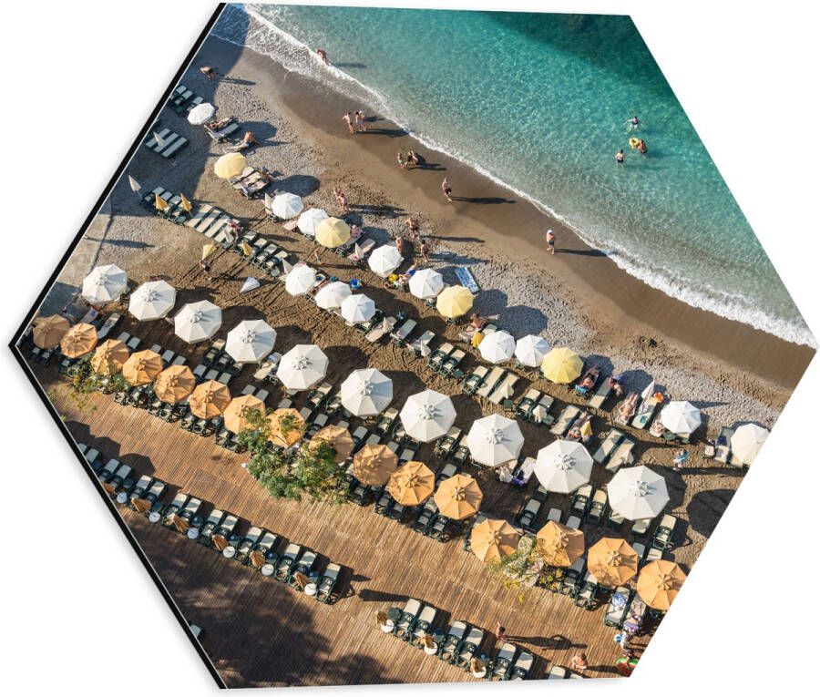 Dibond Hexagon Zee Strand Bedjes Parasols Water Hout Mensen 40x34.8 cm Foto op Hexagon (Met Ophangsysteem)