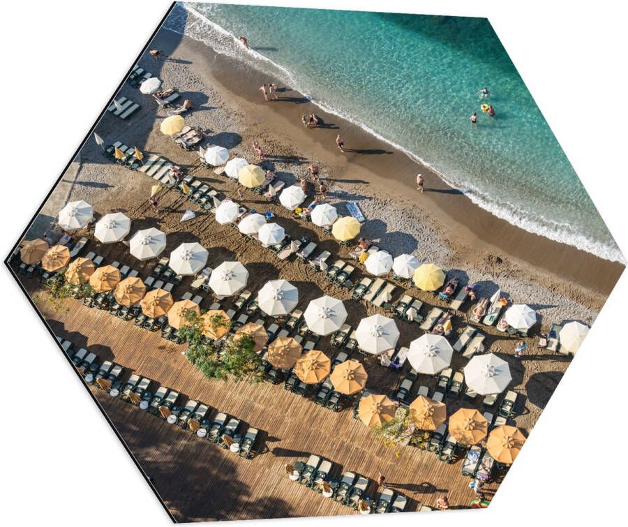 Dibond Hexagon Zee Strand Bedjes Parasols Water Hout Mensen 70x60.9 cm Foto op Hexagon (Met Ophangsysteem)