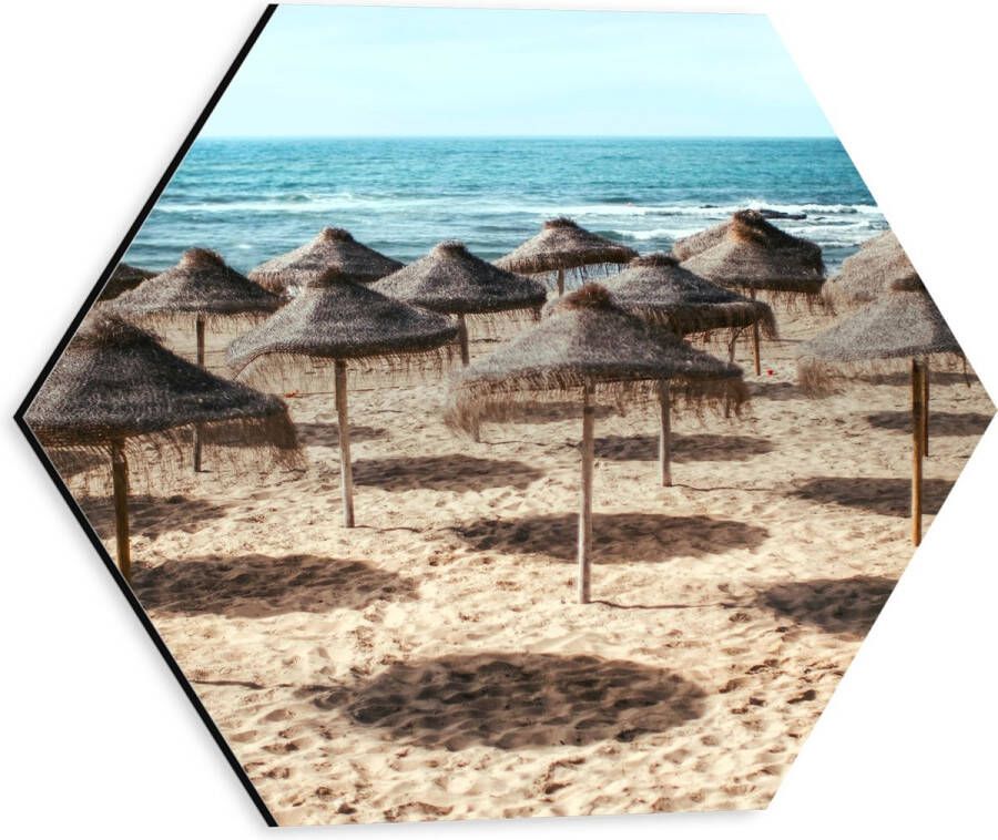 Dibond Hexagon Zee Strand Zand Parasols 30x26.1 cm Foto op Hexagon (Met Ophangsysteem)