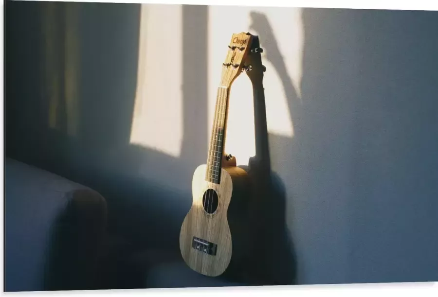Dibond Houten Gitaar op Rand van Bank 105x70 cm Foto op Aluminium (Met Ophangsysteem)