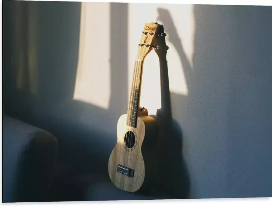 Dibond Houten Gitaar op Rand van Bank 80x60 cm Foto op Aluminium (Met Ophangsysteem)