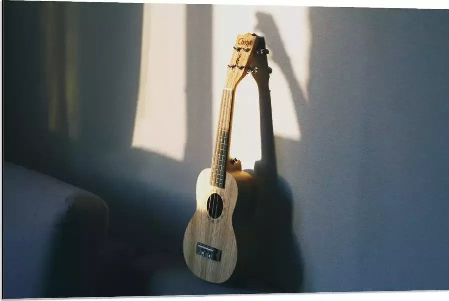 Dibond Houten Gitaar op Rand van Bank 90x60 cm Foto op Aluminium (Wanddecoratie van metaal)