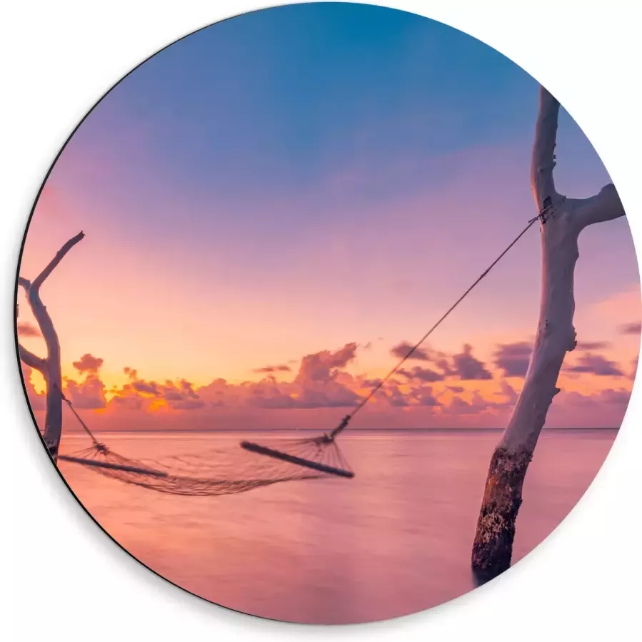 Dibond Muurcirkel Hangmat tussen Kale Takken in de Zee tijdens Zonsondergang 50x50 cm Foto op Aluminium Muurcirkel (met ophangsysteem)