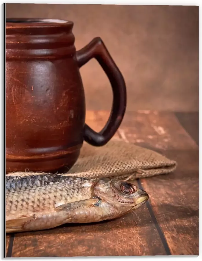 Dibond Oude Klassieke Bruine Mok met Vis op Houten Tafel 30x40 cm Foto op Aluminium (Met Ophangsysteem)