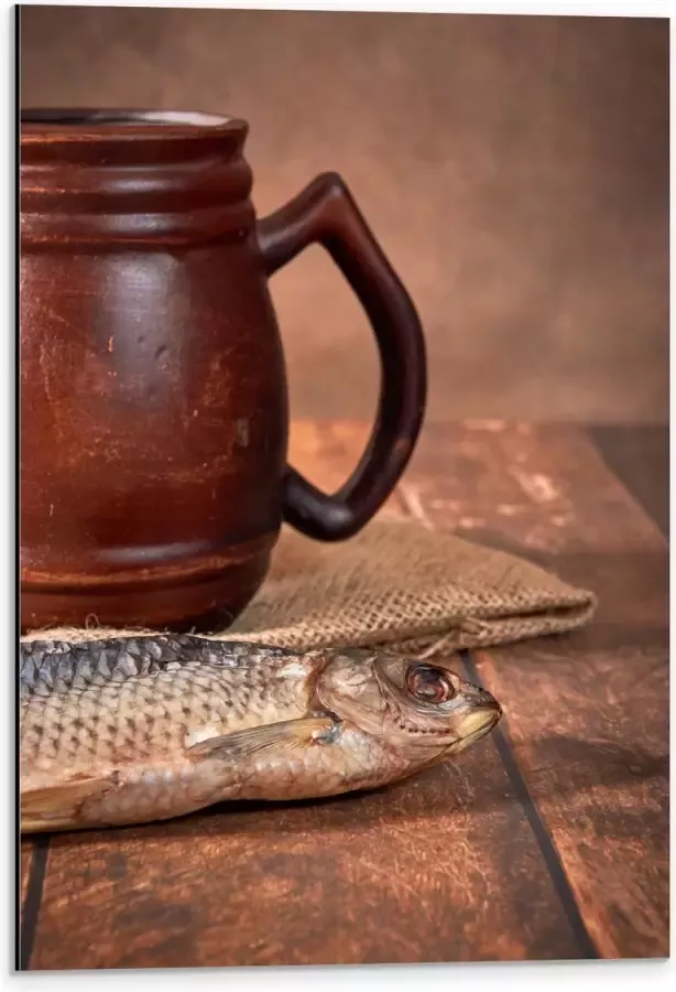 Dibond Oude Klassieke Bruine Mok met Vis op Houten Tafel 40x60 cm Foto op Aluminium (Met Ophangsysteem)