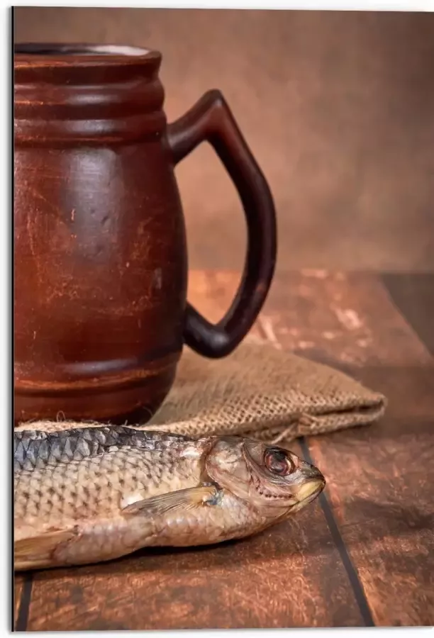 Dibond Oude Klassieke Bruine Mok met Vis op Houten Tafel 50x75 cm Foto op Aluminium (Met Ophangsysteem)