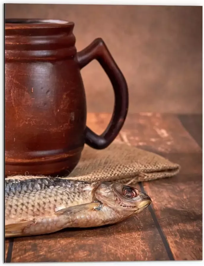 Dibond Oude Klassieke Bruine Mok met Vis op Houten Tafel 60x80 cm Foto op Aluminium (Met Ophangsysteem)