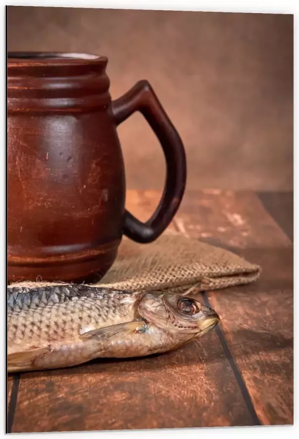 Dibond Oude Klassieke Bruine Mok met Vis op Houten Tafel 60x90 cm Foto op Aluminium (Wanddecoratie van metaal)