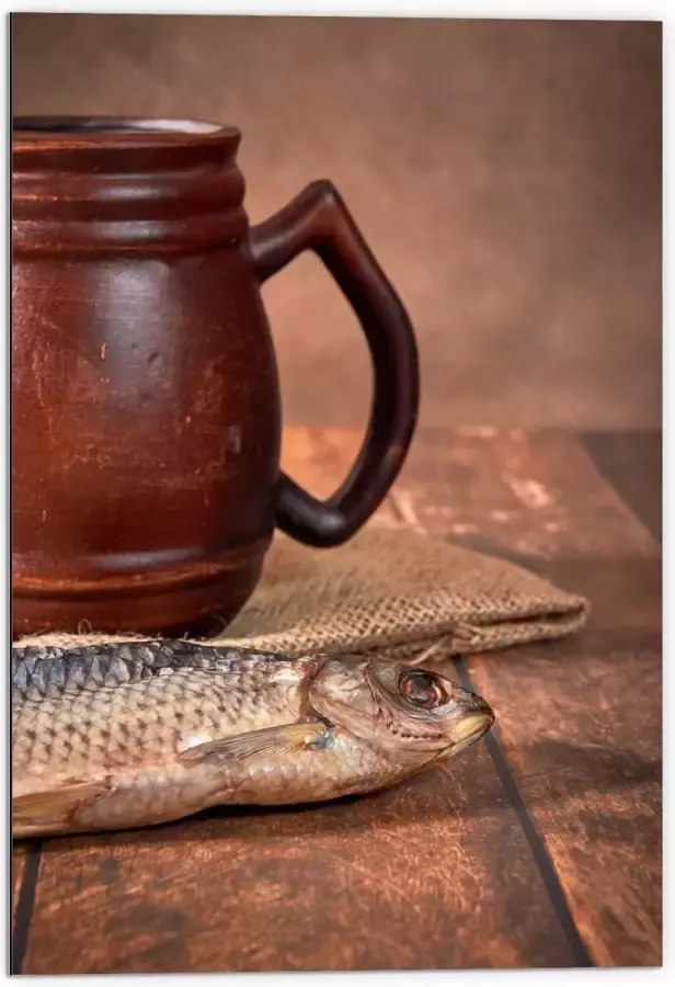 Dibond Oude Klassieke Bruine Mok met Vis op Houten Tafel 70x105 cm Foto op Aluminium (Wanddecoratie van metaal)