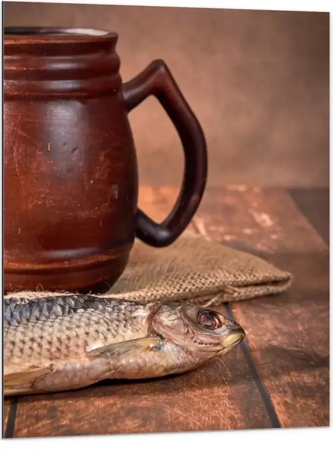 Dibond Oude Klassieke Bruine Mok met Vis op Houten Tafel 75x100 cm Foto op Aluminium (Wanddecoratie van metaal)
