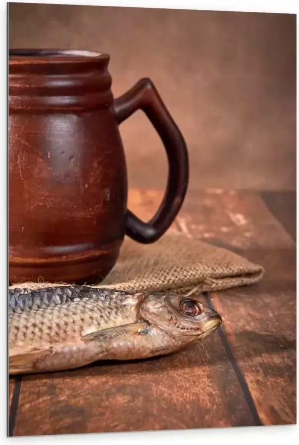 Dibond Oude Klassieke Bruine Mok met Vis op Houten Tafel 80x120 cm Foto op Aluminium (Met Ophangsysteem)