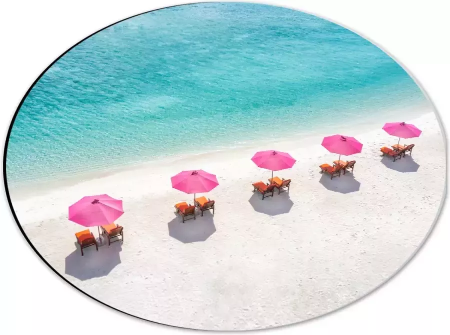 Dibond Ovaal Ligbedden onder Roze Parasols op het Witte Strand bij Blauwe Oceaan 40x30 cm Foto op Ovaal (Met Ophangsysteem)