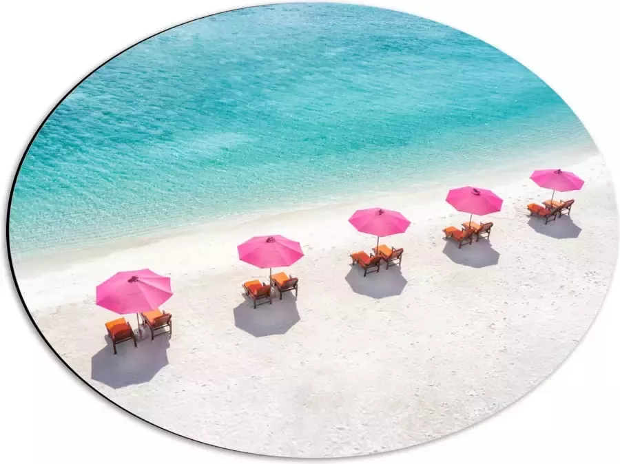 Dibond Ovaal Ligbedden onder Roze Parasols op het Witte Strand bij Blauwe Oceaan 56x42 cm Foto op Ovaal (Met Ophangsysteem)
