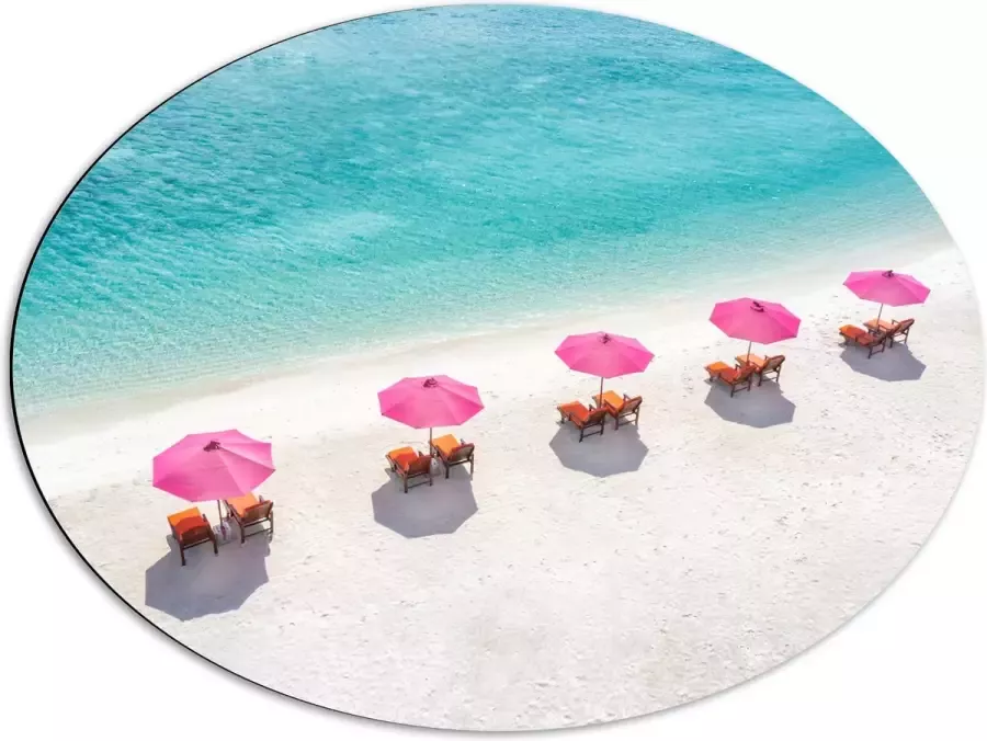Dibond Ovaal Ligbedden onder Roze Parasols op het Witte Strand bij Blauwe Oceaan 80x60 cm Foto op Ovaal (Met Ophangsysteem)