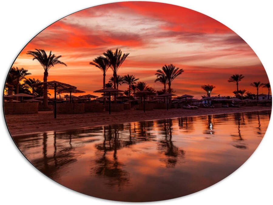 Dibond Ovaal Strand Zee Zonsondergang Parasols Palmbomen 80x60 cm Foto op Ovaal (Met Ophangsysteem)