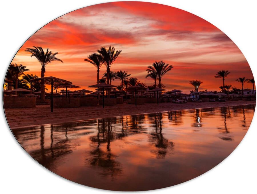 Dibond Ovaal Strand Zee Zonsondergang Parasols Palmbomen 96x72 cm Foto op Ovaal (Met Ophangsysteem)