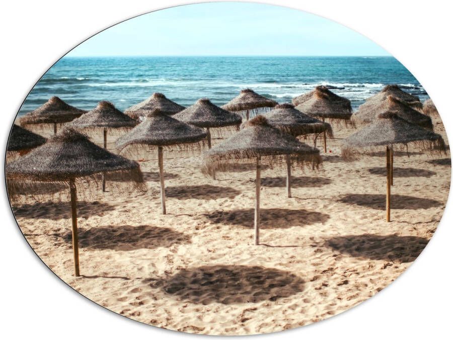 Dibond Ovaal Zee Strand Zand Parasols 108x81 cm Foto op Ovaal (Met Ophangsysteem)