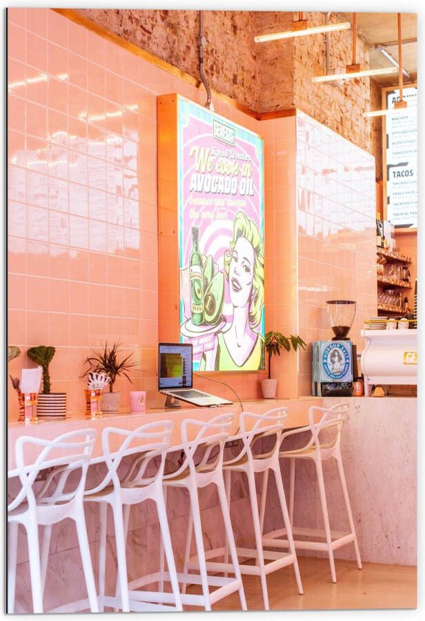 Dibond Rij Witte Krukken in Hip Cafeetje 70x105 cm Foto op Aluminium (Met Ophangsysteem)