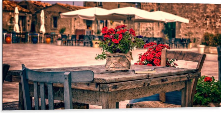 Dibond Tafel Pleintje Bloemen Stoelen Parasol Kleuren 100x50 cm Foto op Aluminium (Wanddecoratie van metaal)