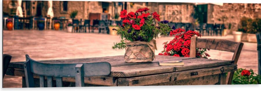 Dibond Tafel Pleintje Bloemen Stoelen Parasol Kleuren 120x40 cm Foto op Aluminium (Met Ophangsysteem)
