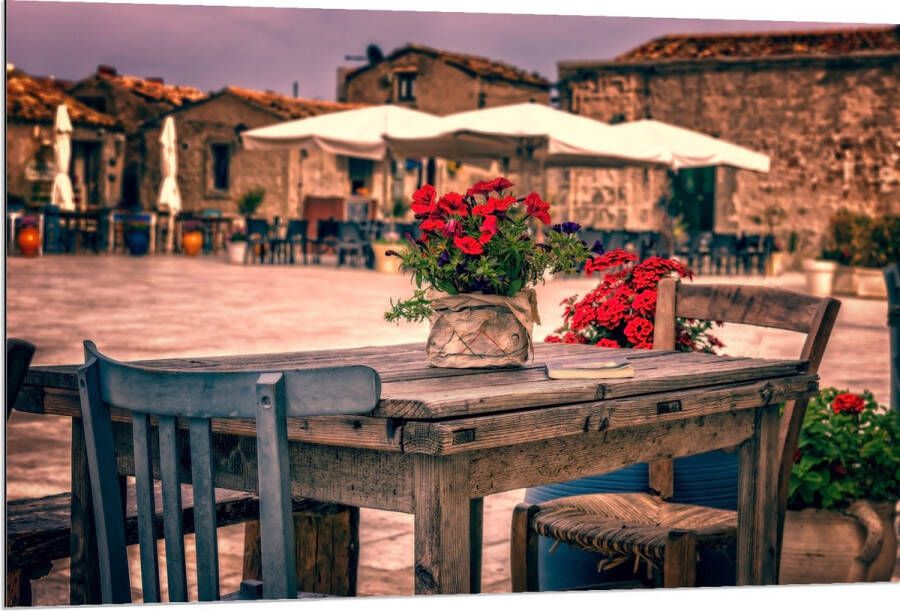 Dibond Tafel Pleintje Bloemen Stoelen Parasol Kleuren 120x80 cm Foto op Aluminium (Met Ophangsysteem)