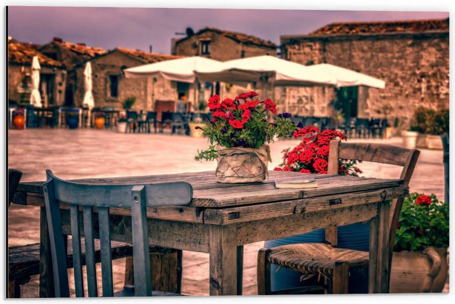 Dibond Tafel Pleintje Bloemen Stoelen Parasol Kleuren 60x40 cm Foto op Aluminium (Wanddecoratie van metaal)