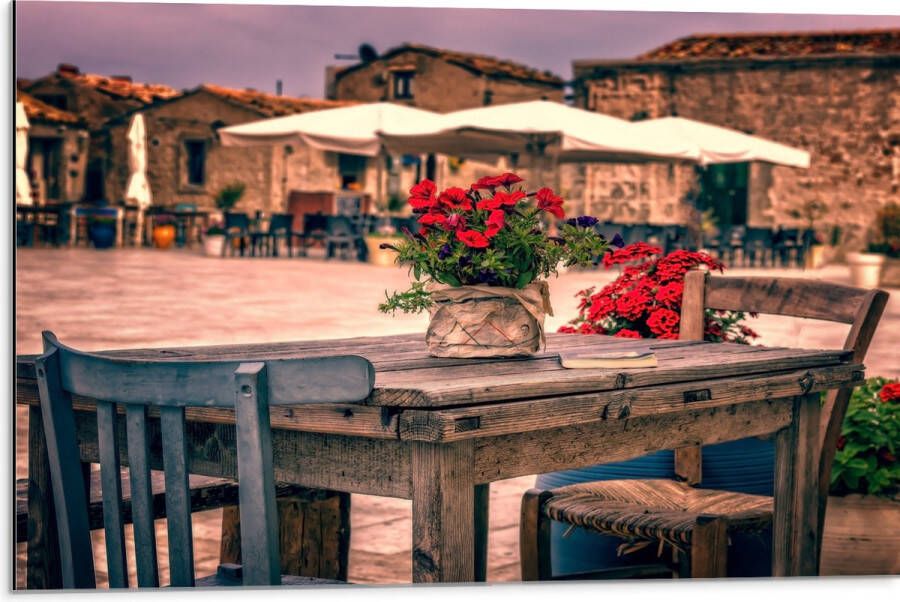 Dibond Tafel Pleintje Bloemen Stoelen Parasol Kleuren 75x50 cm Foto op Aluminium (Wanddecoratie van metaal)