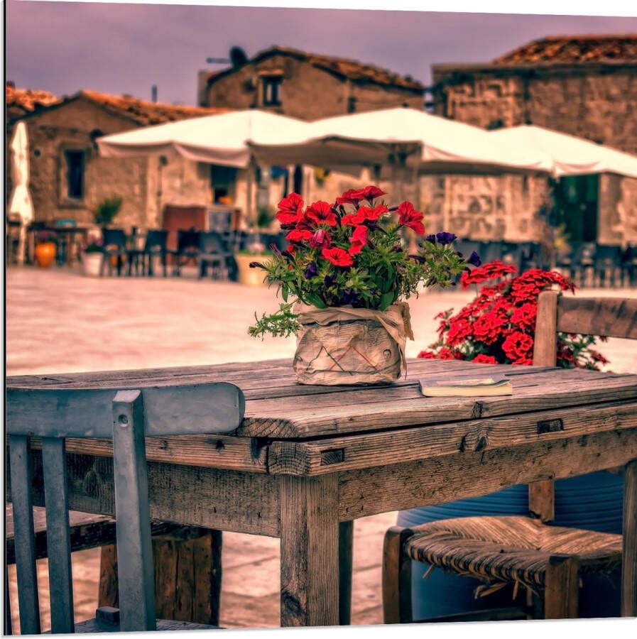 Dibond Tafel Pleintje Bloemen Stoelen Parasol Kleuren 80x80 cm Foto op Aluminium (Met Ophangsysteem)