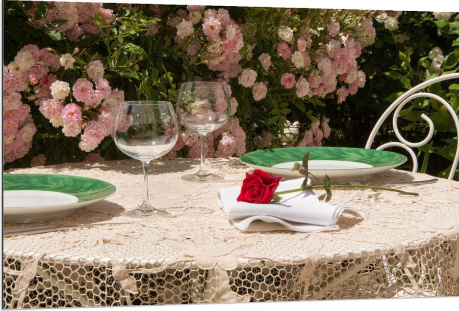 Dibond Tafel Roos Borden Glazen -Bloemen Planten Stoelen 120x80 cm Foto op Aluminium (Met Ophangsysteem)