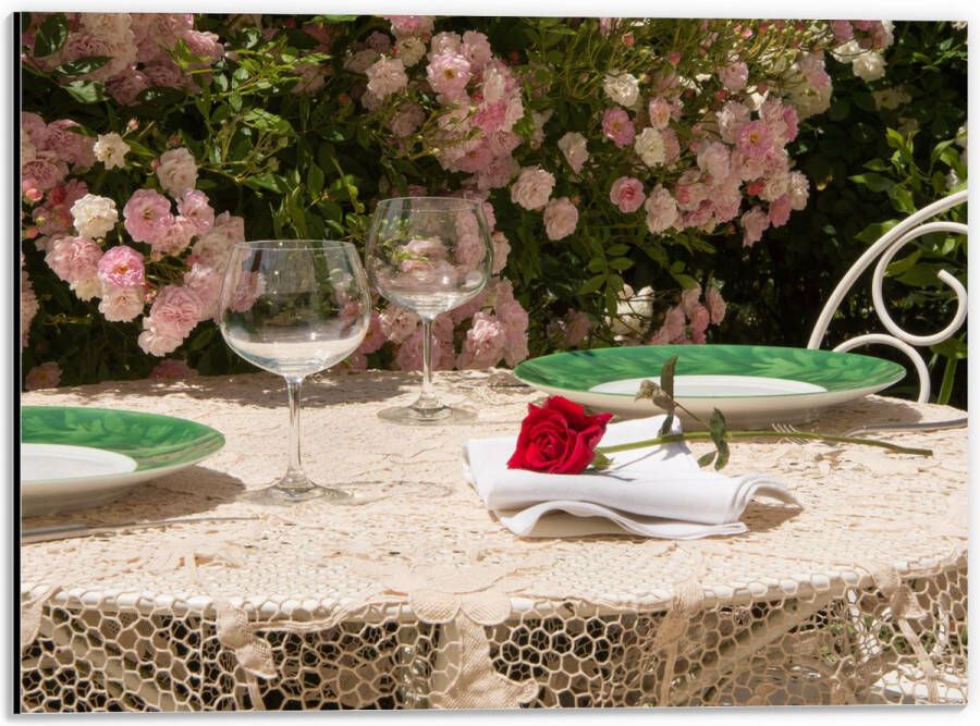 Dibond Tafel Roos Borden Glazen -Bloemen Planten Stoelen 40x30 cm Foto op Aluminium (Wanddecoratie van metaal)