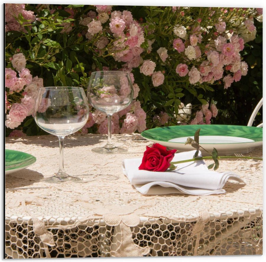 Dibond Tafel Roos Borden Glazen -Bloemen Planten Stoelen 50x50 cm Foto op Aluminium (Wanddecoratie van metaal)