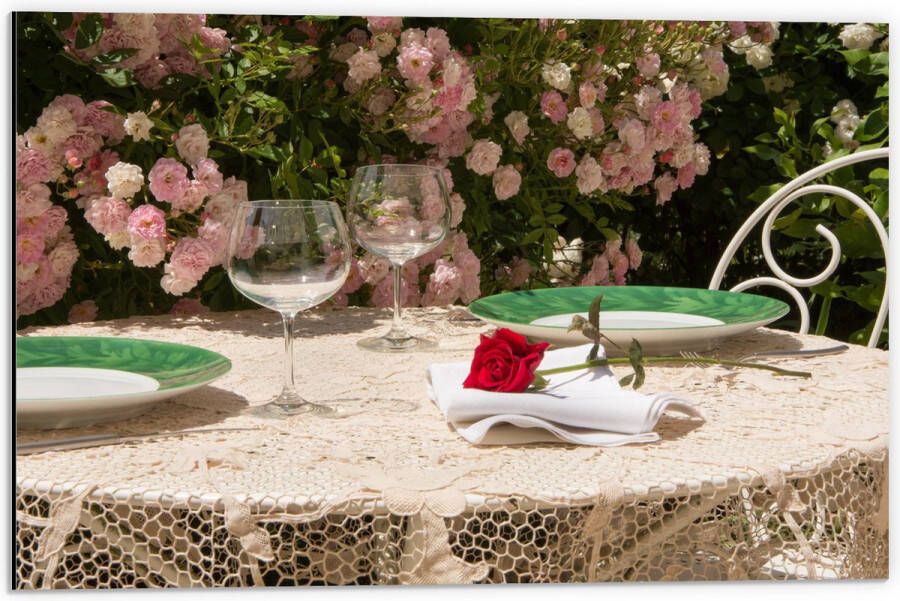 Dibond Tafel Roos Borden Glazen -Bloemen Planten Stoelen 60x40 cm Foto op Aluminium (Wanddecoratie van metaal)
