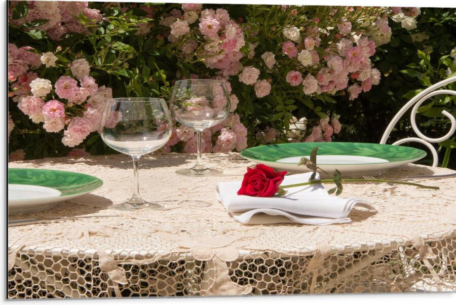 Dibond Tafel Roos Borden Glazen -Bloemen Planten Stoelen 75x50 cm Foto op Aluminium (Met Ophangsysteem)