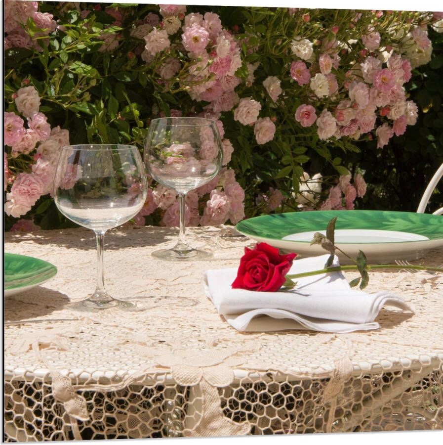 Dibond Tafel Roos Borden Glazen -Bloemen Planten Stoelen 80x80 cm Foto op Aluminium (Wanddecoratie van metaal)