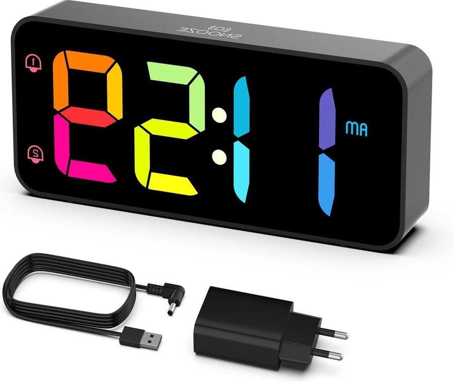 Zwarte digitale wekker met adapter voor op het nachtkastje